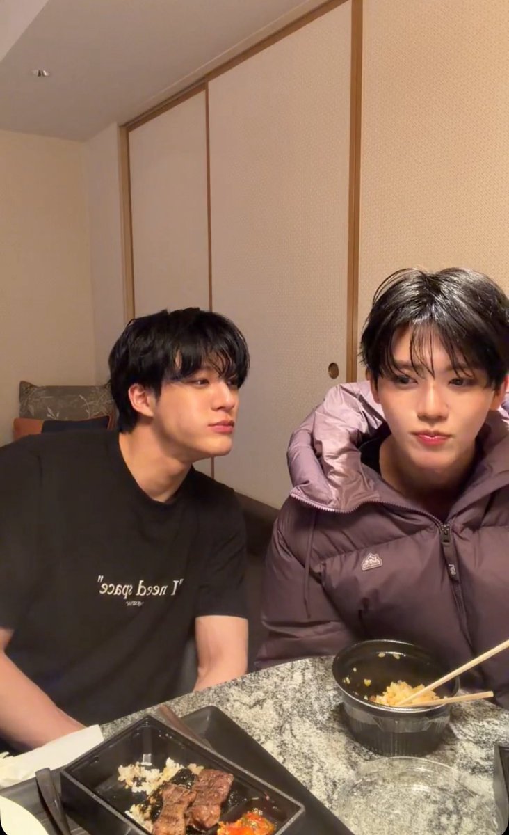 jenelune's tweet photo. เสื้อโน่เขียนว่า i need space แต่ดูชีไม่อยากจะห่างจากแจมินเท่าไหร่ โลกเอียงมาก เจนหนูรักตัวเองบ้างลูก หลงแต่เมะ https://t.co/tuqpOG0ALa