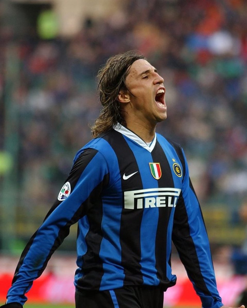 Lu boleh ga setuju, tapi...

Selain ngingetin ke Bobo Vieri dan Luca Toni (haha!), tipikal heading Pio semalem vs Pisa ngingetin gue sama si jago heading yang satu ini:

Hernan Crespo