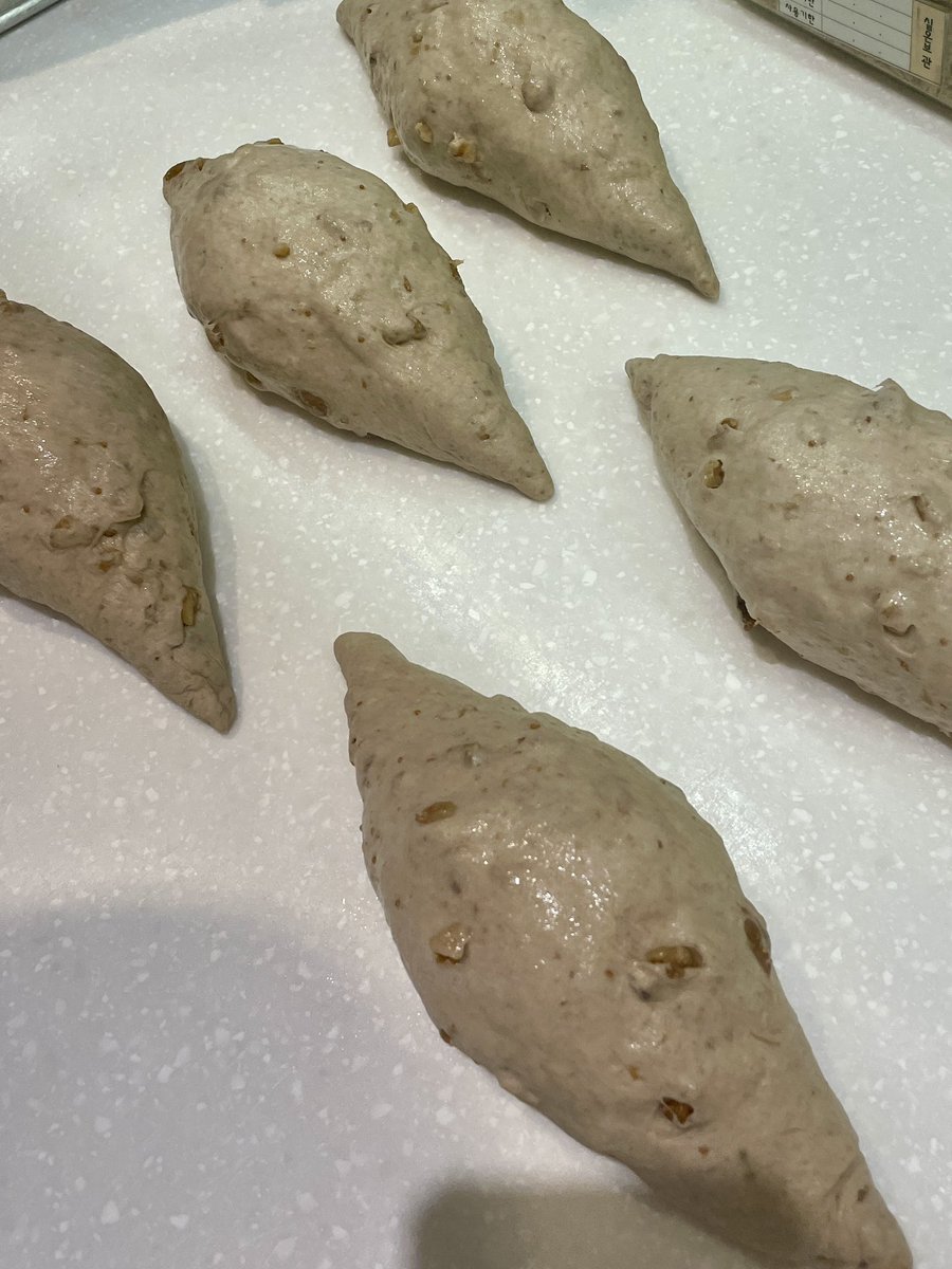 ddalgiiiigeul's tweet image. ✨여러 직업을 가졌던 사람🔥✨

은 접니다!!!

저는 졸업하고 비슷한 직업을 가진 적이 별로 없어요. 전공 살린 일도 해보고, CS 관리직, 바리스타, 제과/제빵 자격증 따서 빵집에서 일도 했었어요. 사실 제일 하고 싶던 일이 제과/제빵이었는데 일하고 얼마지나지 않아서 습진이 정~말 심하게…