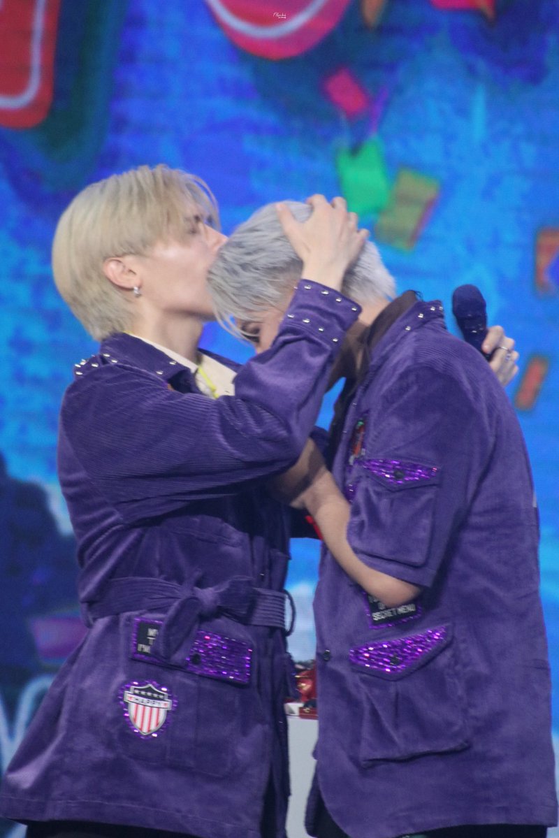 lamiartist's tweet image. Peat and his gentle head kisses

PEATCHY WITH PEAT
#PEATCHYDAY