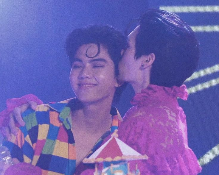 lamiartist's tweet image. Peat and his gentle head kisses

PEATCHY WITH PEAT
#PEATCHYDAY