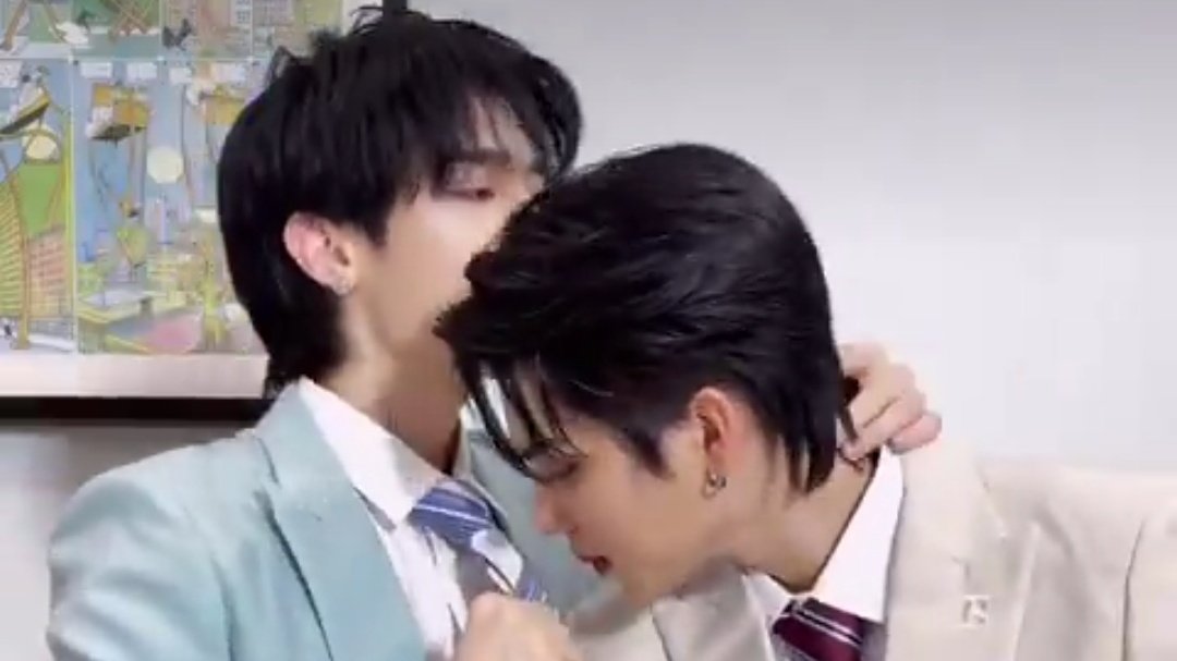 lamiartist's tweet image. Peat and his gentle head kisses

PEATCHY WITH PEAT
#PEATCHYDAY