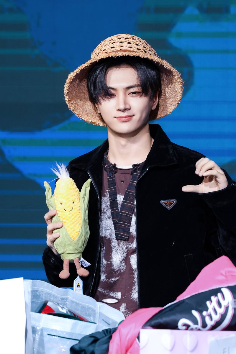 JayWorld tweet media