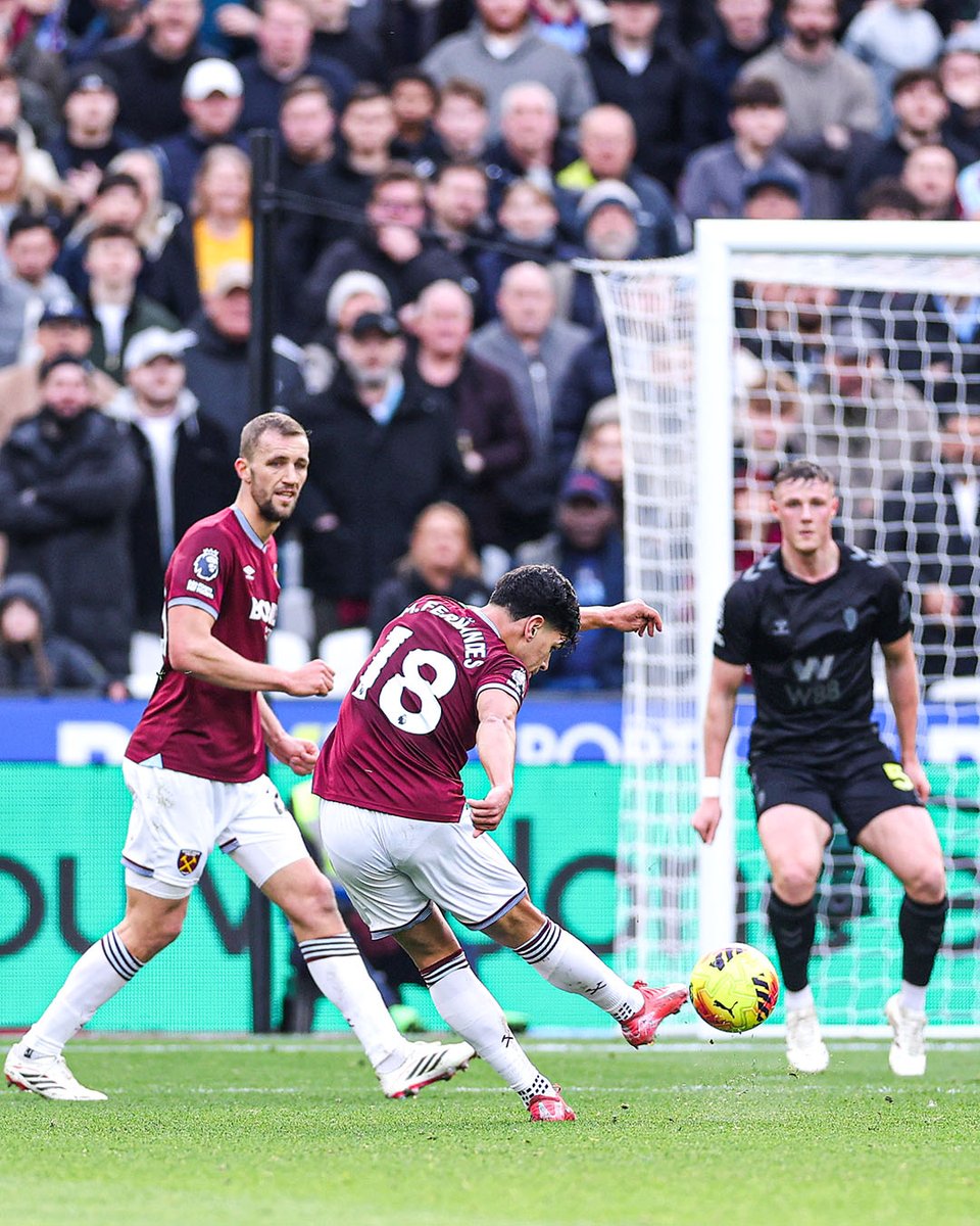brfootball's tweet image. Mateus Fernandes' screamer gives 18th-placed West Ham a 3-0 half-time lead over 9th-placed Sunderland 🤯