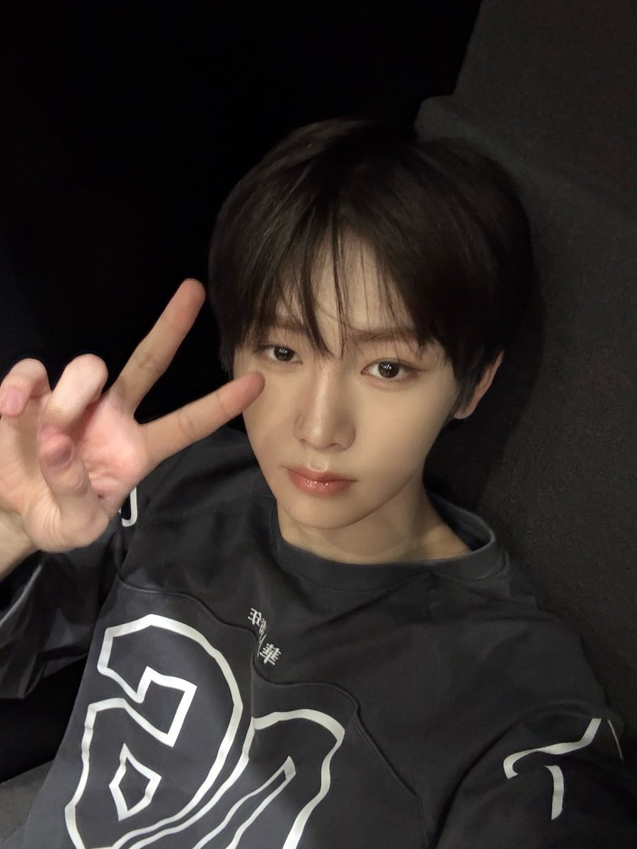 ALD1_official's tweet image. ALLYZ ~ 오늘 음악중심 1위 하셨네요! 너무너무 감사드립니다. 오늘 이 1위도 굉장히 뜻깊은 자리였고 정말 쉽지 않았을 거라고 알고 있는데 여러분들 덕분에 너무 다행인 것 같습니다. 앞으로도 많은 응원 부탁드립니다! 활동도 더 열심히 하겠습니다!!! 사랑해요♡…