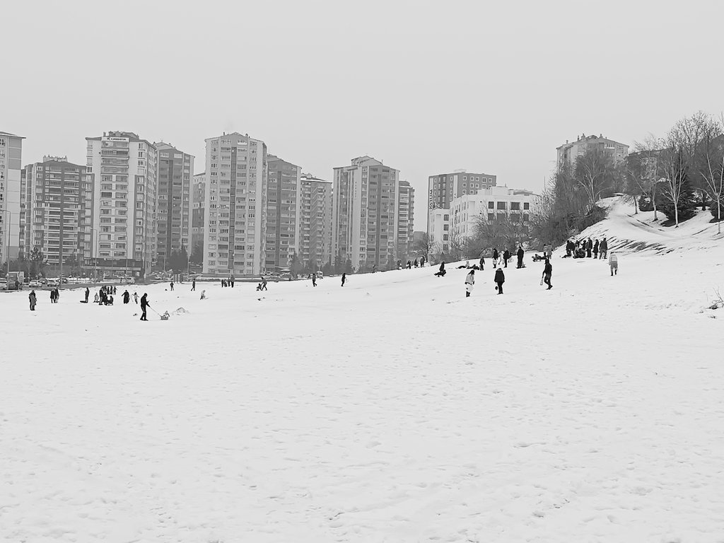 Talasın küçük erciyesi 😂
Yokmu şurada birlikte poşetle kayacak bıcır bıcır manita 🙃😉