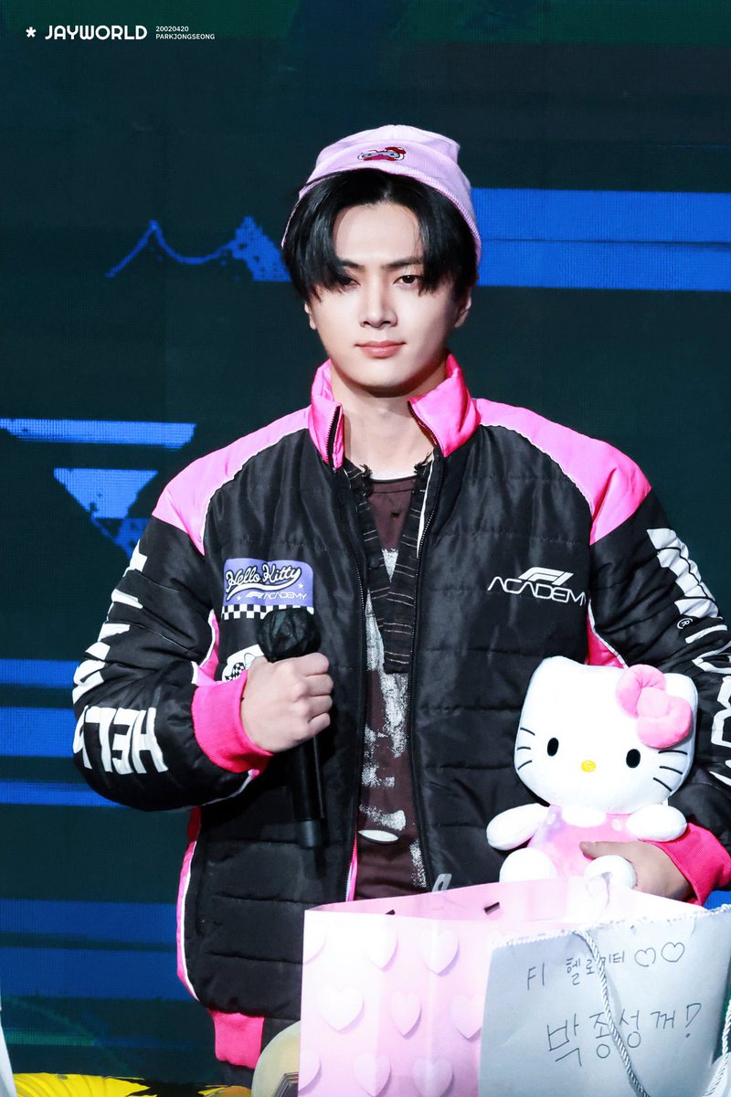 rockchicqt's tweet image. jay’s reply to op who posted about f1 academy x hello kitty collab: if you bring it as a fansign item, i will wear it prettily

and he did 🩷
#ENHYPEN_JAY #엔하이픈_제이