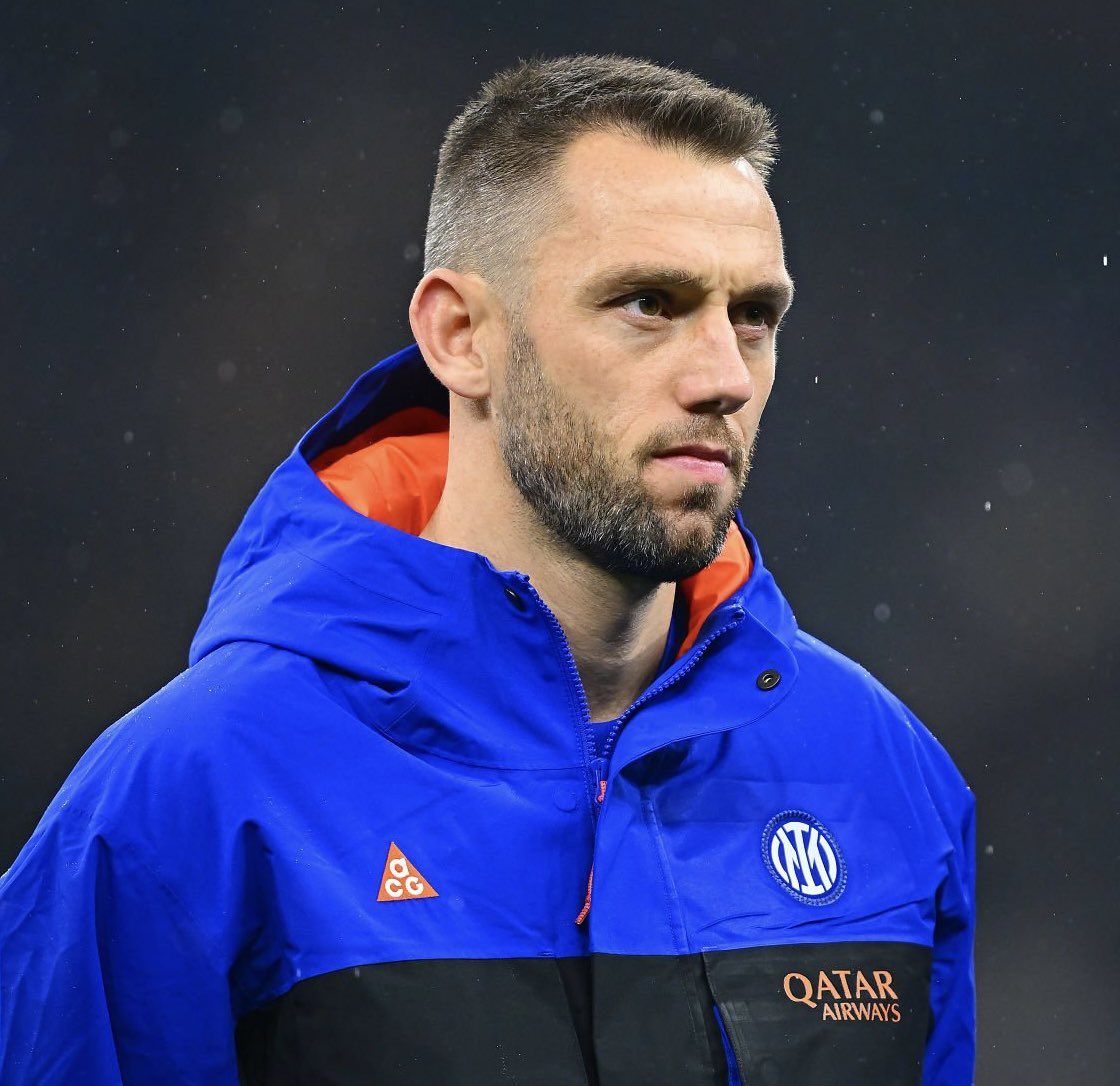 buccinoalex's tweet image. Un giorno quando non sarai più con, capiremo che persona sei e non tanto per la bellissima partita di ieri, ma x il tuo essere professionista SEMPRE 🖤💙