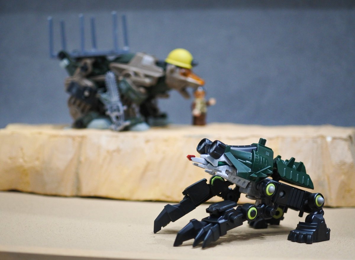 #はたらくゾイド シリーズより、モグラ型農業用ゾイド テーラーストーム 完成

電撃ホビーマガジン掲載のZAMディガーを参考に、
モチーフをトラクター・耕運機としつつ、よりモグラに近くなるようアレンジ
鼻先や夜間作業用のヘッドライトを追加

赤い鼻とゴーグルがチャームポイントです