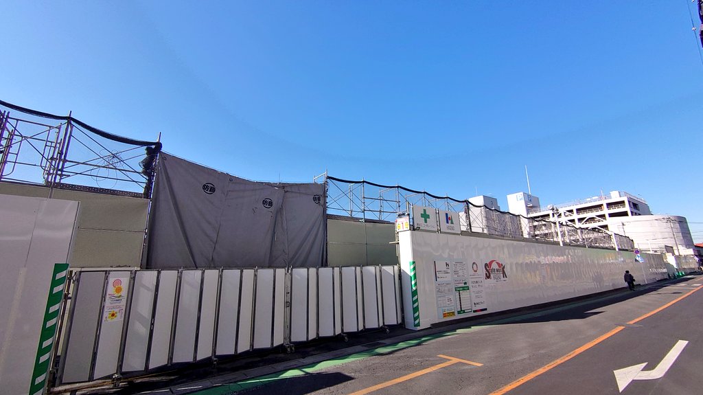 2026年春日部カレー始め。本日の店内BGMは2年B組仙八先生の挿入歌「不良少女白書」。向かいのイトーヨーカドー春日部店は解体が進み、かつて旧店舗駐車場だった時代の広い空が戻ってきました。