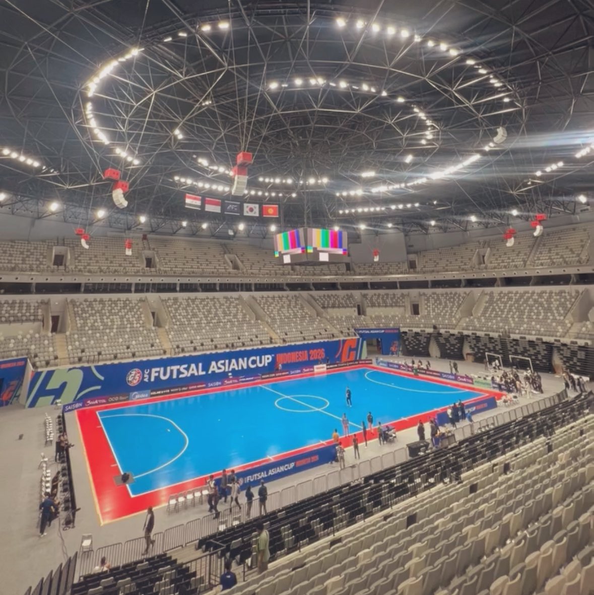 garagarabola_'s tweet image. Indonesia Arena (IA) sudah siap menyambut AFC Futsal Championship 2026.

Timnas serta kontestan lain Group A-B akan bermain di IA, sedangkan Jakarta International Velodrome (JIV) akan menjadi venue kedua (menggelar laga-laga Group C-D).

Sudah beli tiket untuk support?
🇮🇩🦅✨
