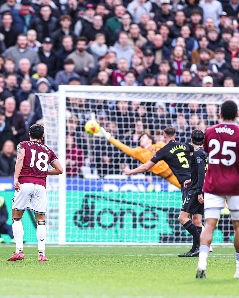 brfootball's tweet image. Mateus Fernandes' screamer gives 18th-placed West Ham a 3-0 half-time lead over 9th-placed Sunderland 🤯