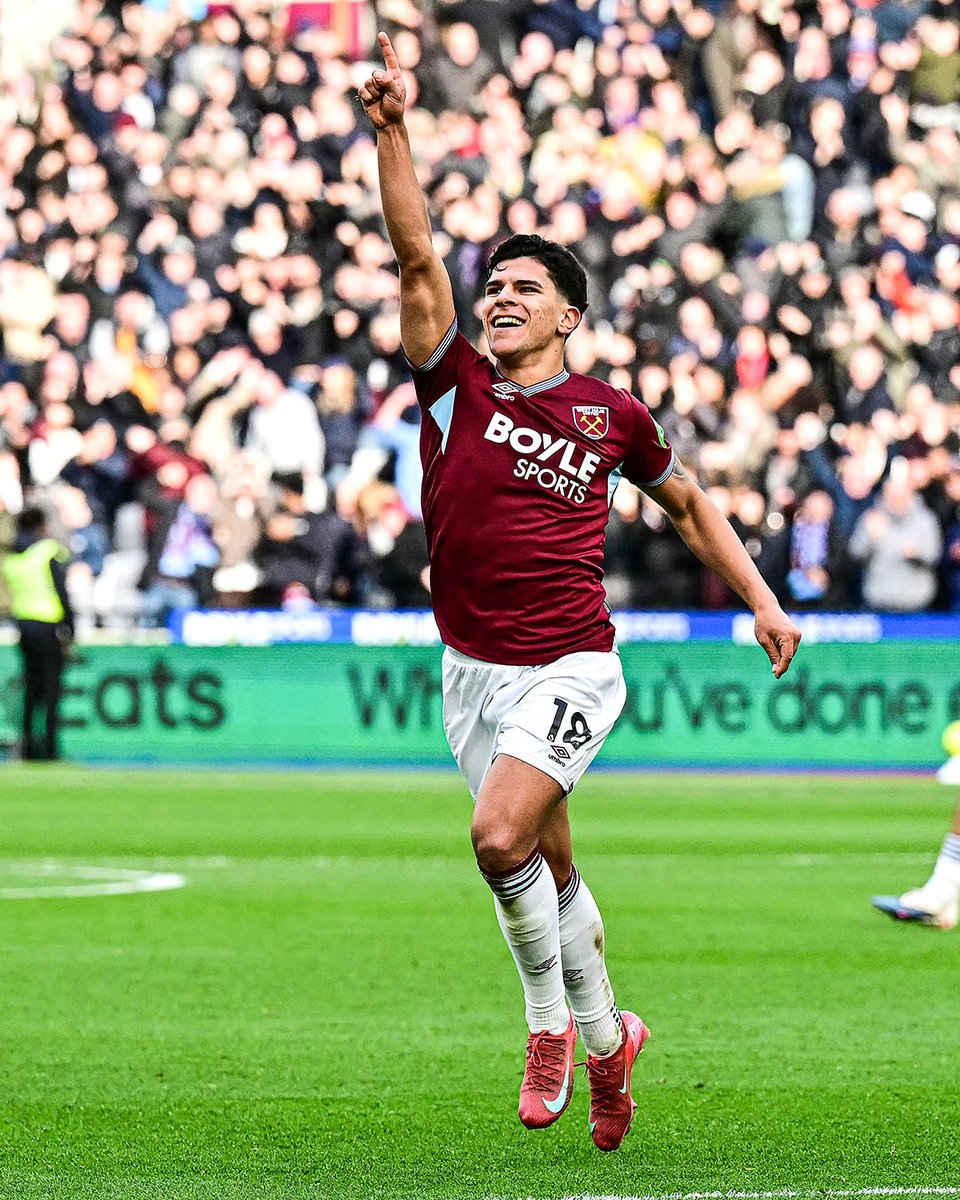 brfootball's tweet image. Mateus Fernandes' screamer gives 18th-placed West Ham a 3-0 half-time lead over 9th-placed Sunderland 🤯