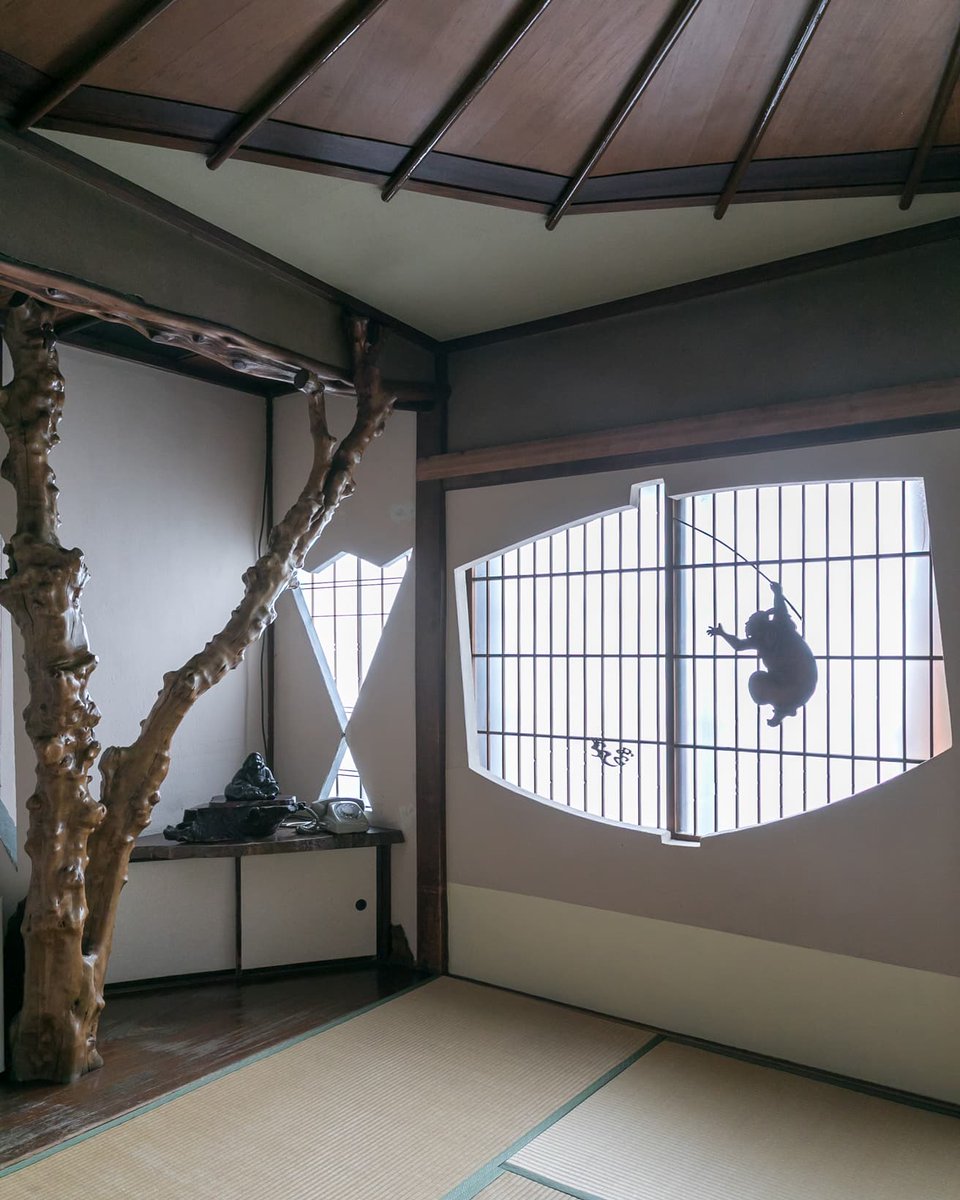 CasaBRUTUS's tweet image. コロナ禍には廃業も検討されたが、貴重なまちの財産を残したいと地元の若手建築家や有志が力を尽くしたことで今も営業を続ける本郷の旅館〈鳳明館〉。希少価値が高い建材、職人の粋な手仕事、タイルの装飾が美しいお風呂など、文筆家の甲斐みのりが、歴史ある建築を味わいました。…