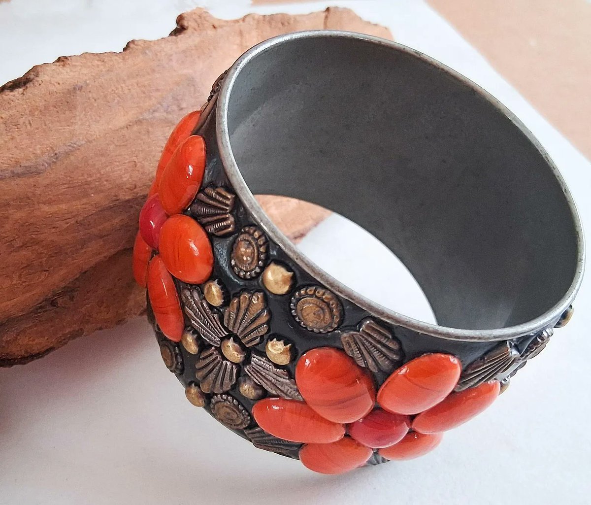 renaissancefai's tweet image. Vintage Wide Bangle Bracelet with Genuine Coral Cabochon Flowers, Dark Enamel &amp;amp; Ornate Metal Relief
etsy.com/listing/444288…?
#vintage #bracelet #bangle #coral #red #chunky #large #ethnic #floral #cabochons #bronzetone #brasstone #Boho #ethnic #wide