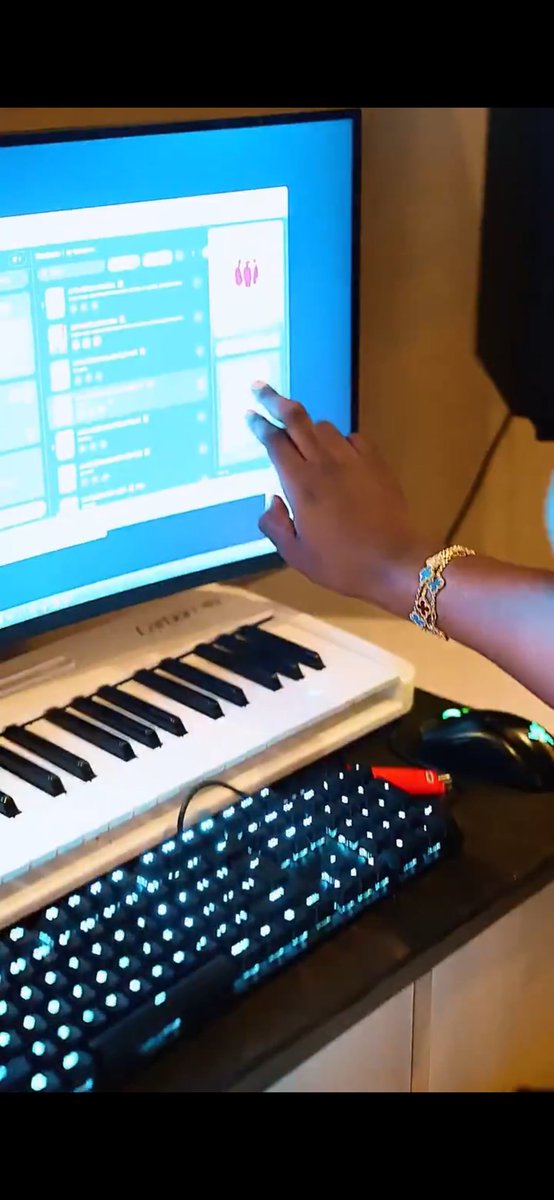 <a href="/DjMaphorisa/">MadMoney</a> I see you my goat i see you 🤣🤣🤣🤣