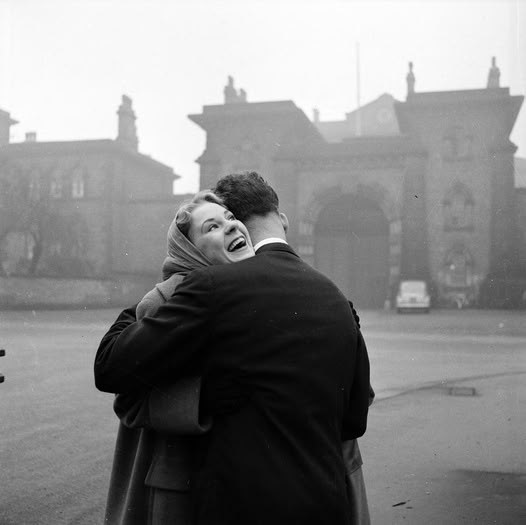 "Sé gentil. No dejes que el mundo te endurezca. No dejes que el dolor te haga odiar. No dejes que la amargura te robe la dulzura. Siéntete orgulloso de que, aunque el resto del mundo esté en desacuerdo, todavía crees que es un lugar hermoso ”.
Kurt Vonnegut
📷Bert Hardy