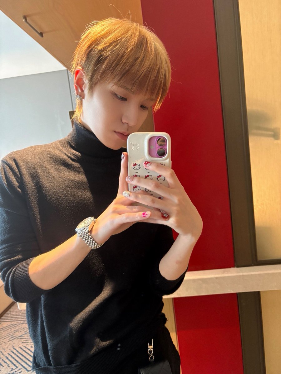 wave_rew's tweet image. 머리색 때문에 과거 사진 파묘하다가 밝혀지니까 바로 네 장이나 들고 오는 리우님 어떻게 안 좋아해요? 일단 전 불가능 오늘 목티에 시계에 깔끔한 음영 화장까지 아름다워서 말을 잃었습니다