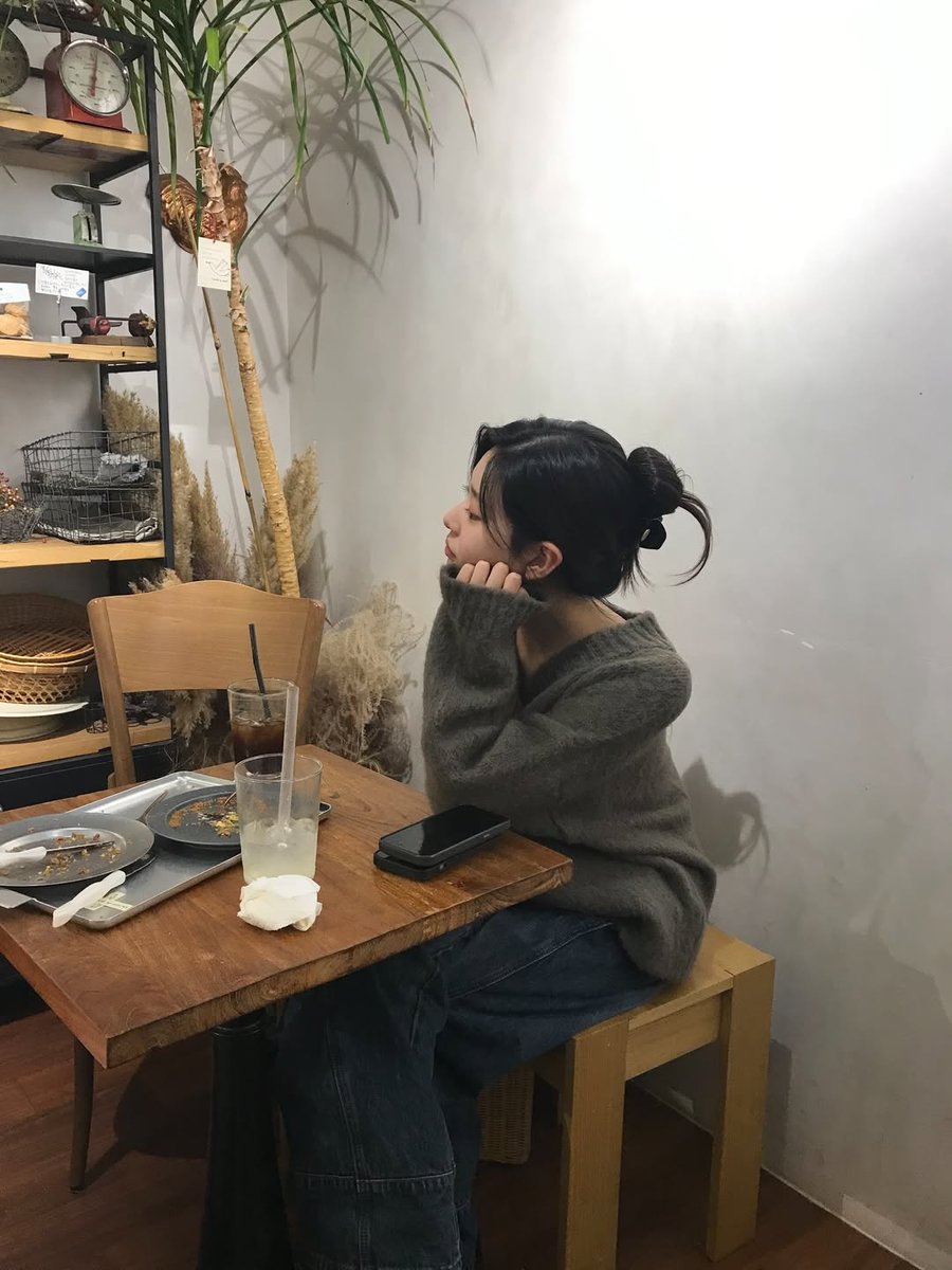 mingfffi's tweet image. 요즘 맨날 입는 민주 애착 니트 정보 ㄴㅁㄴㅁ궁금함..팬싸때도 이날들도 다 같은 옷 같은데 너무예쁨…… 🥹😭