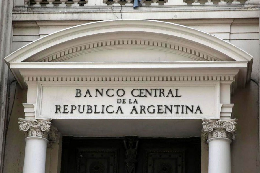 💰 ECONOMÍA
El Banco Central ya acumuló casi USD 1.000 millones por compras de divisas en enero. Este viernes sumó USD 75 millones para reforzar reservas.