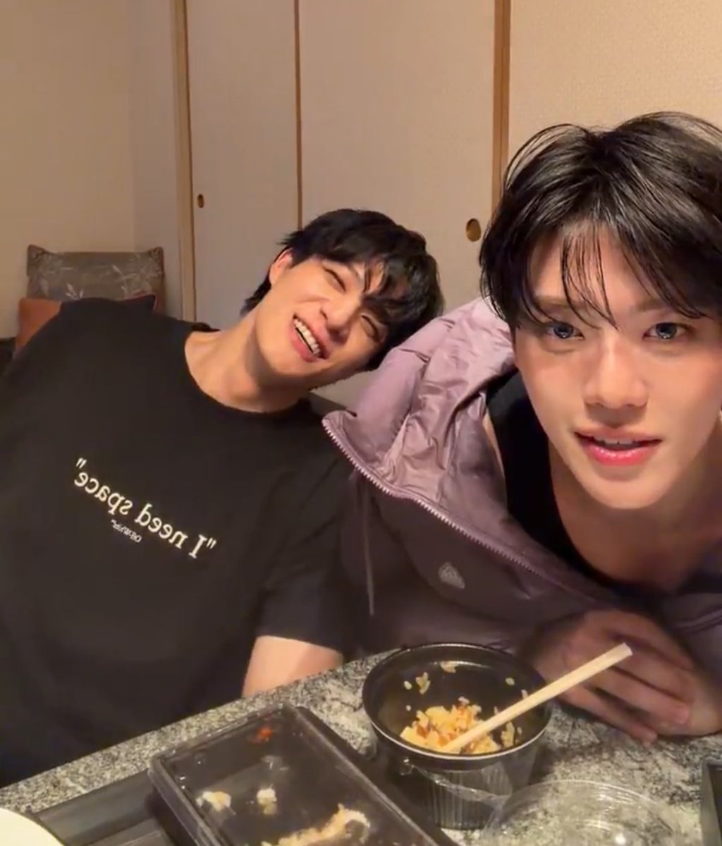 아니지금 이제노가 나재민에게  녹아흐르고있잖음