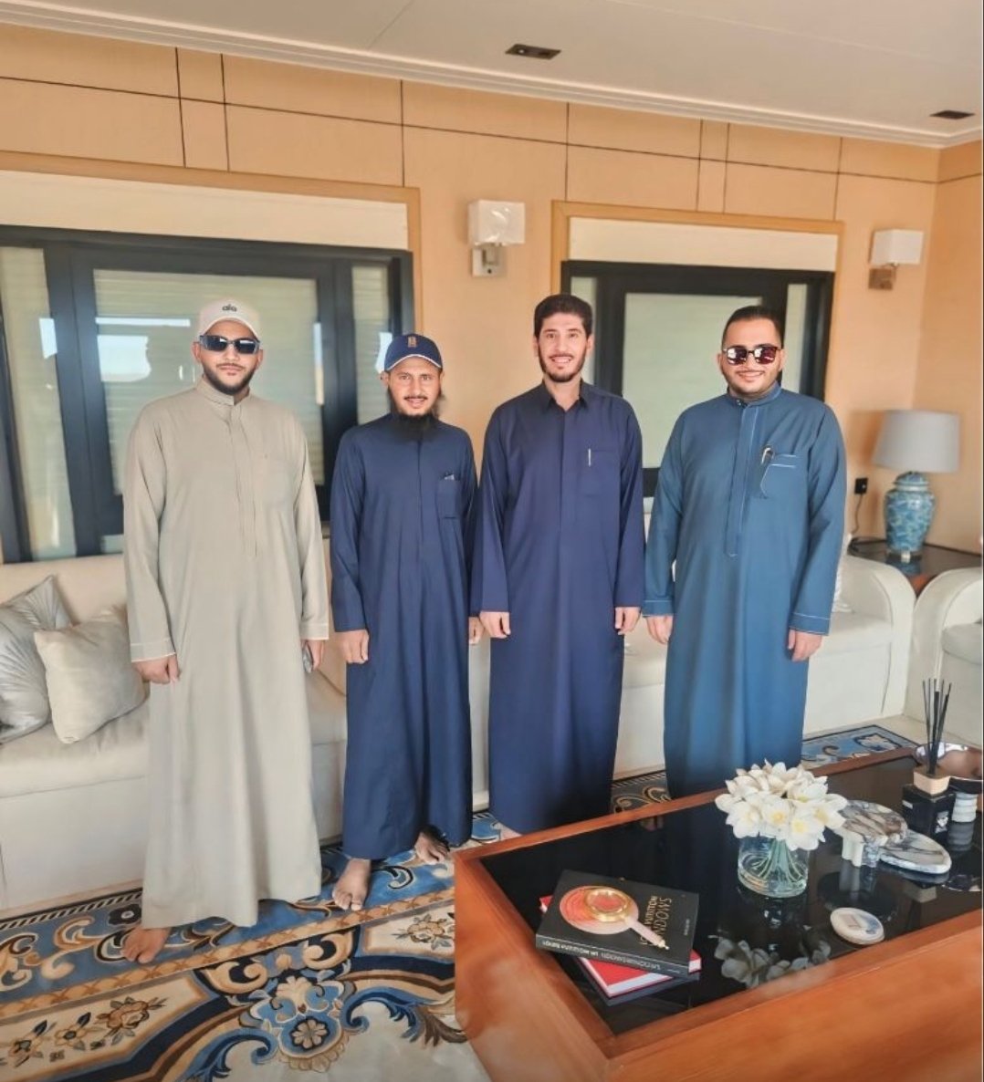 khalid_amm's tweet photo. طلعة برية ..
بضيافة إبن العم خالد الجفن 
 في بريدة أكرمه الله ..
اتوسط معه في الصورة الأولى ومن اليمين إبنه عبدالعزيز مصمم شعارات عالمية وابنه معاذ على اليسار ..
وخالي فيصل في الصورة الثانية مع إبني عبدالرحمن  .. https://t.co/2IUaoeW4W8