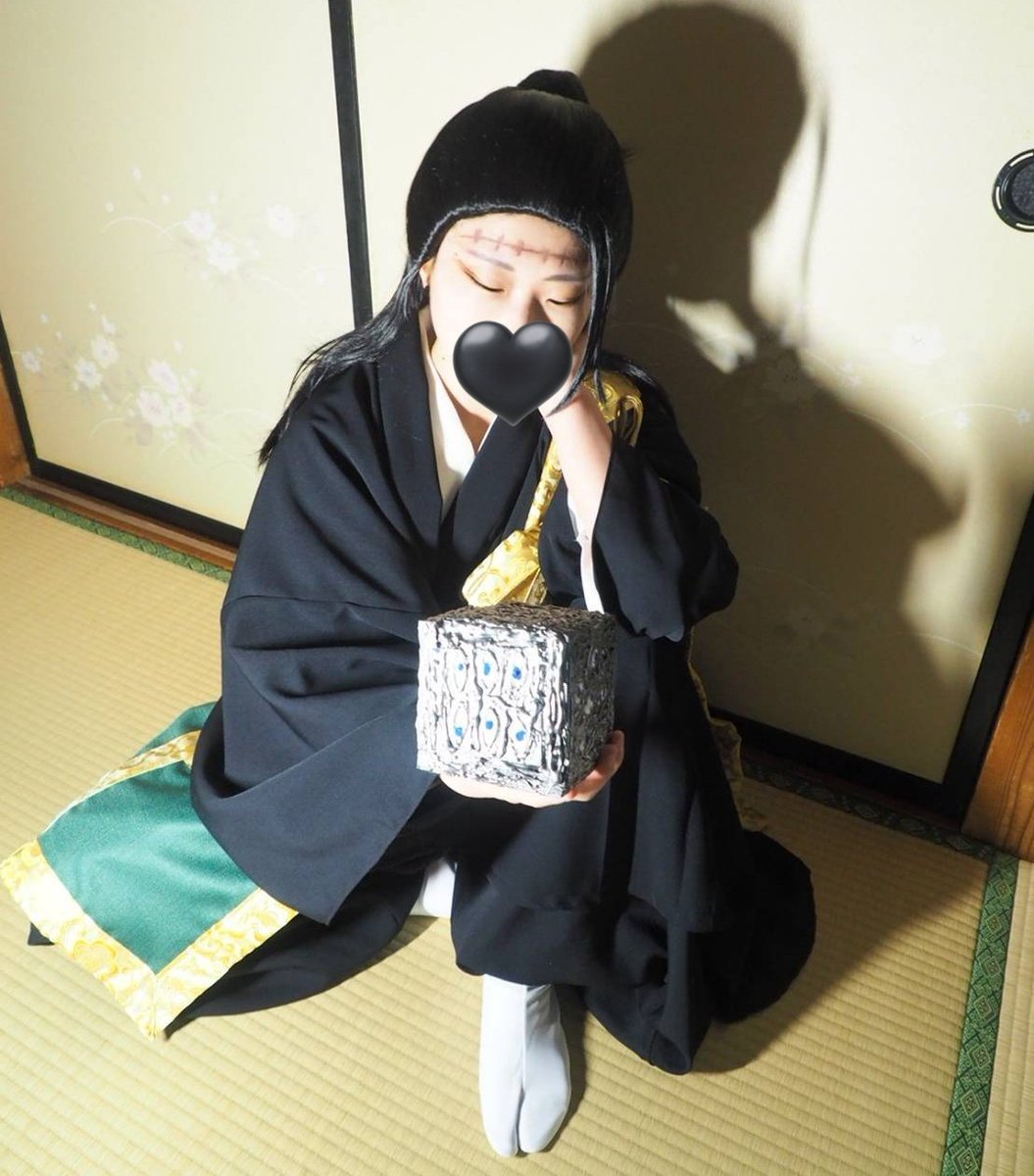 yuzuspatya's tweet photo. 嫁の羂索コス
衣装はほぼ全て嫁の自作　
獄門疆は私の自作
夫婦の協働制作です

#呪術廻戦
#MGAing https://t.co/8rAd8GuWUu