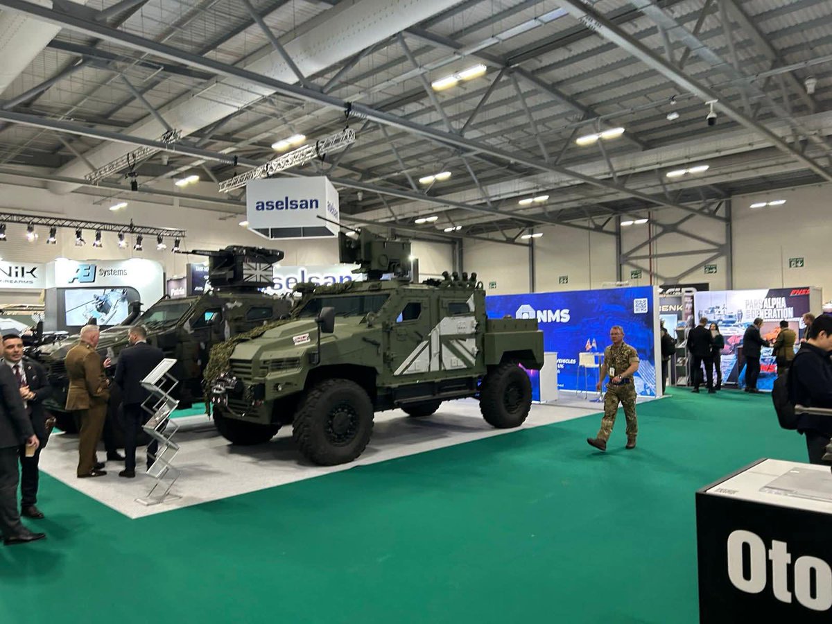 FUTER_ET's tweet image. El general Ruiz #BrigadaGuzmánelBueno, encabeza la delegación española y presenta las capacidades acorazadas del #ET en la conferencia internacional de vehículos blindados #IAVC 2026 celebrada en Farnborough #UK, principal foro mundial de la comunidad ‘blindada’ #SomostuEjército