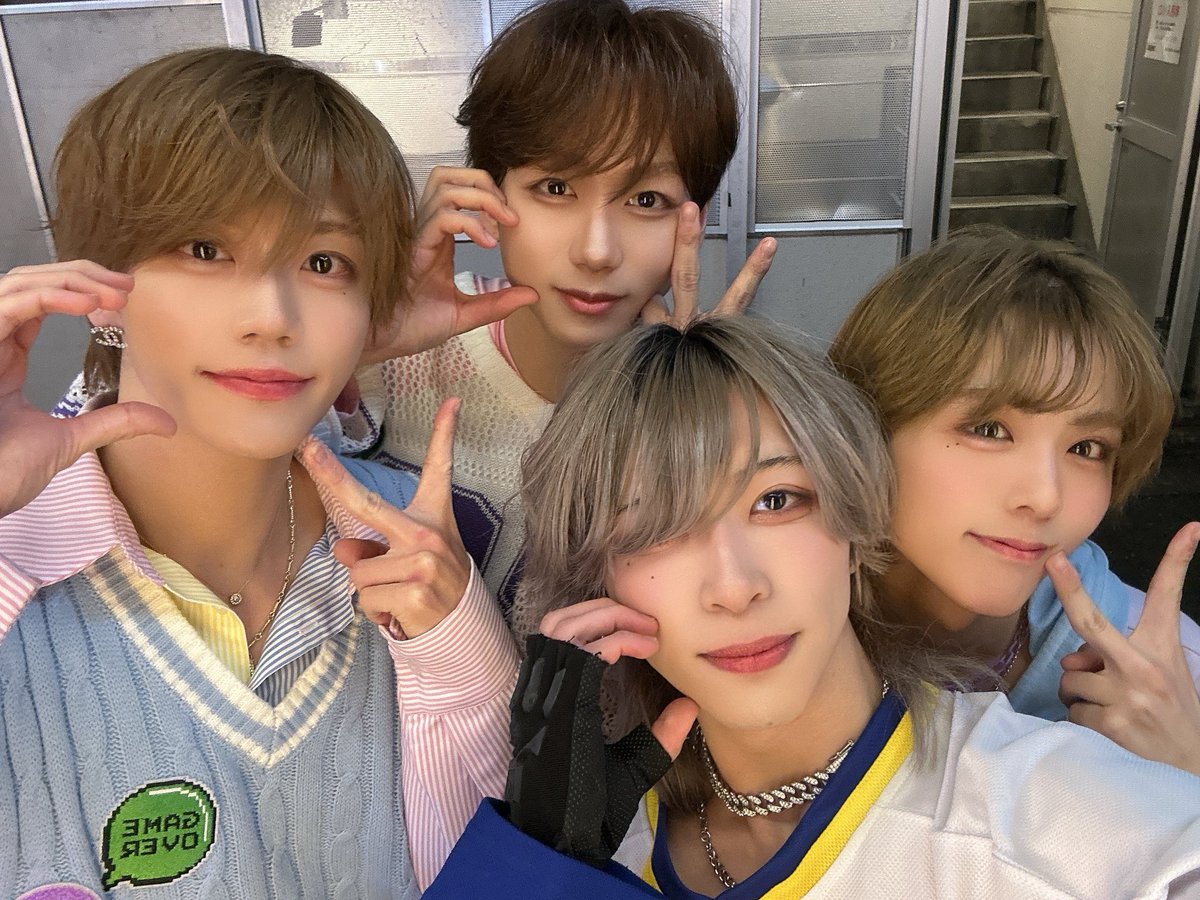 楽屋でこの衣装に着替え始めてつい声掛けてしまったマルモリマジックしてた
19Si.さん達と
だりあのLIVE見てくれてた
20SI.さん達📸
次はLIVE見させてください✌️