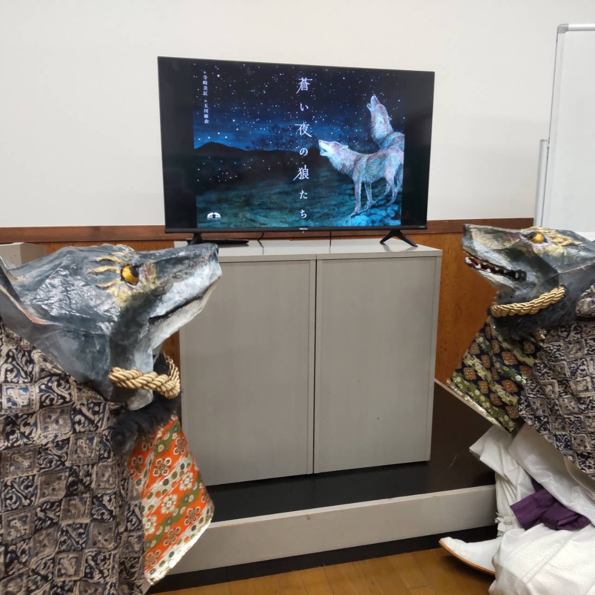 絵本『蒼い夜の狼たち』原画展会場では、七ツ石狼たちが「七ツ石の狼、雲を取りに駆ける」を聴いていました