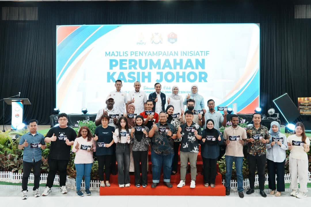 mrsyaaina's tweet image. alhamdulillah dapat pengalaman naik pentas untuk penyerahan inisiatif perumahan kasih johor fasa 1

terima kasih mb johor @onnhafiz
terima kasih dato' @JafniShukor
terima kasih @pkpjofficial 

dan semua penerima inisiatif, gunakan sebaiknya peluang &amp;amp; bantuan yang telah diberi 🤝🏻