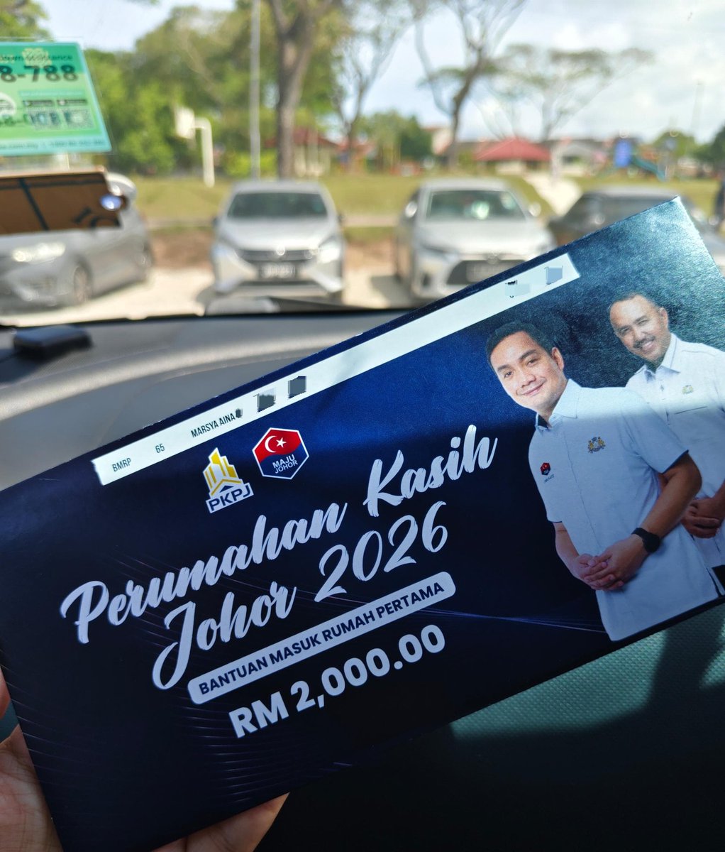 mrsyaaina's tweet image. alhamdulillah dapat pengalaman naik pentas untuk penyerahan inisiatif perumahan kasih johor fasa 1

terima kasih mb johor @onnhafiz
terima kasih dato' @JafniShukor
terima kasih @pkpjofficial 

dan semua penerima inisiatif, gunakan sebaiknya peluang &amp;amp; bantuan yang telah diberi 🤝🏻