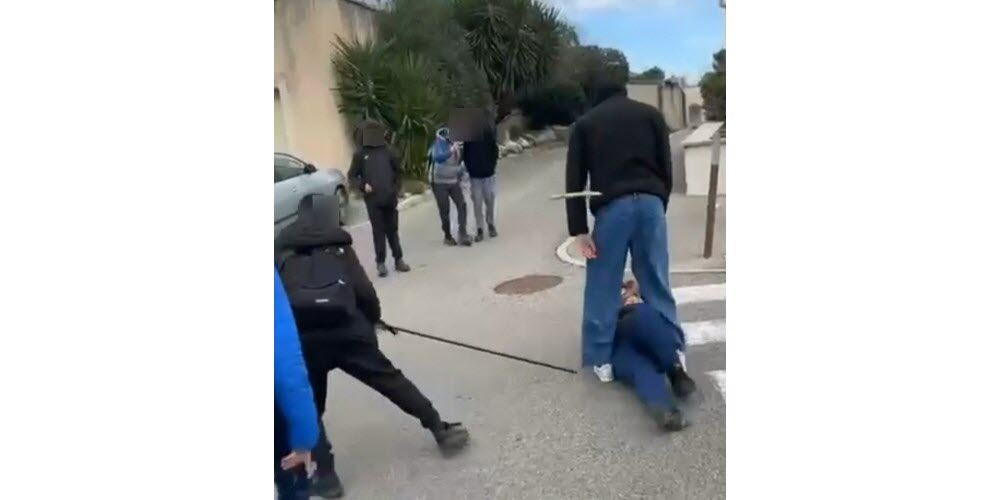 🔴 Vaucluse : un surveillant de collège passé à tabac par des élèves de 5e.

💥 Ils ont 12 ans. Ils l’ont battu avec des bâtons et des barres de fer pour « se venger ».

Si vous en êtes encore à vous demander s’il s’agit d’un fait divers ou d’un fait de société, c’est que vous