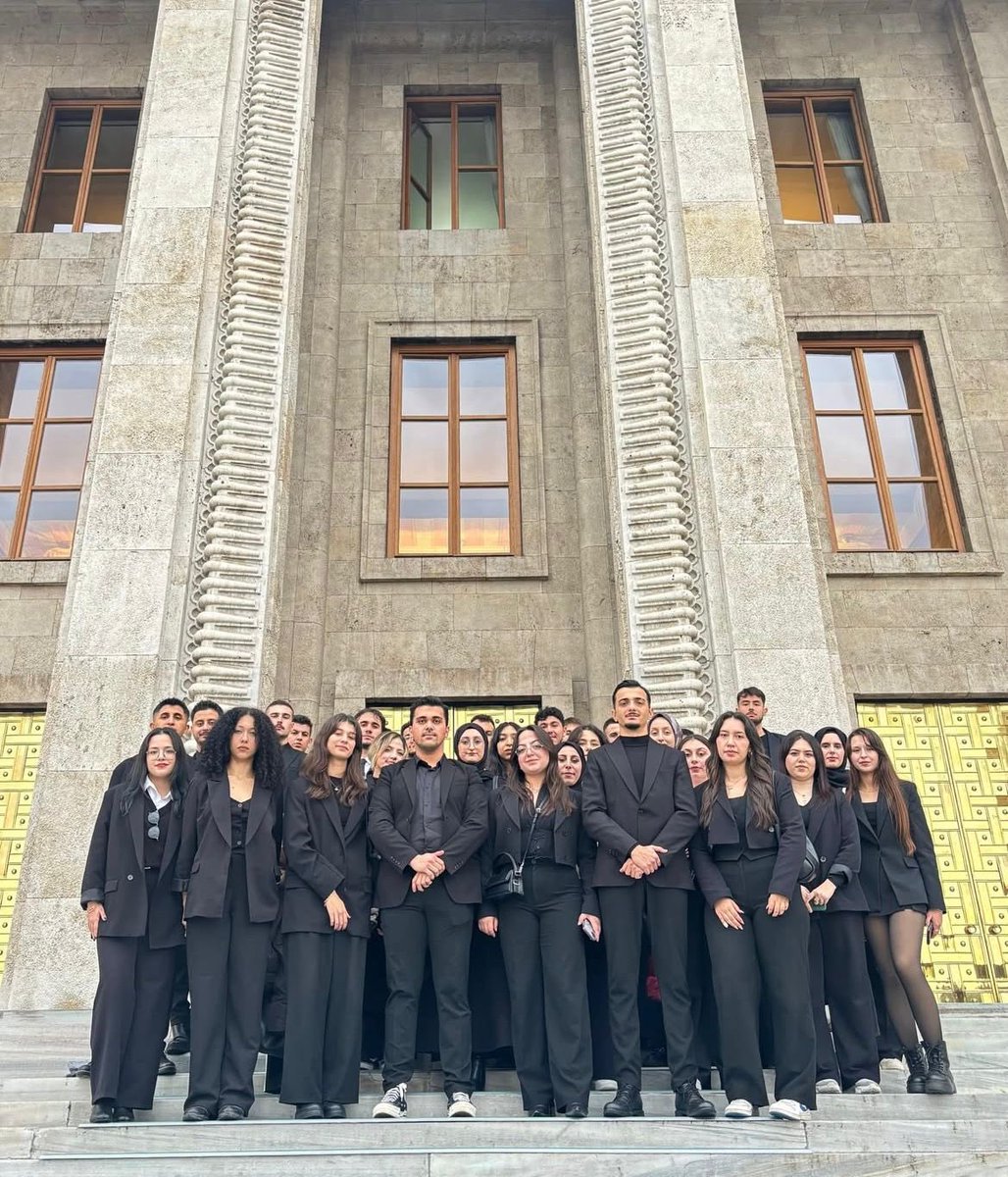 Büyük Ankara gezimizin bir diğer durağı Türkiye Büyük Millet Meclisi oldu.
Cumhuriyetimizin kalbinin attığı, Milli İradenin temsil edildiği yerde bulunma ve yasama faaliyetlerini yakından tanıma fırsatı bulduk. 
Deneyimlerimizi Meclis röportajında paylaşabilme fırsatı bulduk.