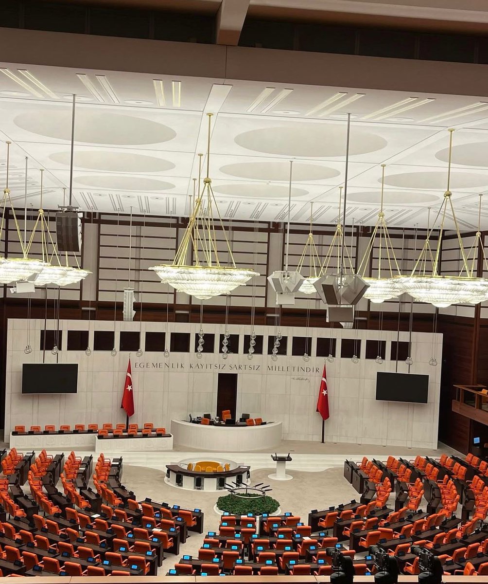 yuht2014's tweet photo. Büyük Ankara gezimizin bir diğer durağı Türkiye Büyük Millet Meclisi oldu.
Cumhuriyetimizin kalbinin attığı, Milli İradenin temsil edildiği yerde bulunma ve yasama faaliyetlerini yakından tanıma fırsatı bulduk. 
Deneyimlerimizi Meclis röportajında paylaşabilme fırsatı bulduk. https://t.co/mo7nFZWBld
