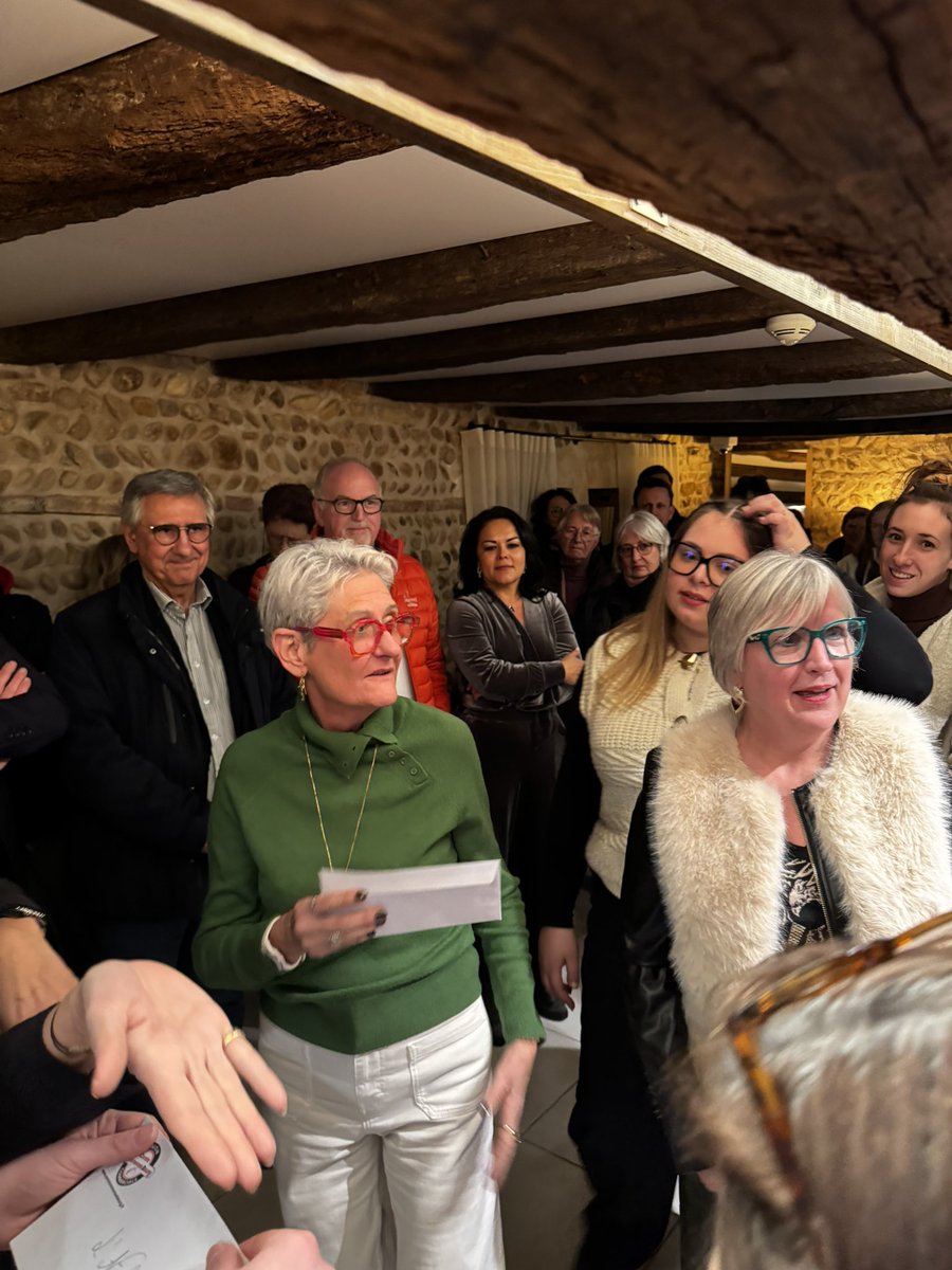 cendre_g01's tweet photo. Remises des chĂšques cadeaux pour les heureux gagnants du jeu Centre Commerce Bourg avec Albane Favier .
Le dynamisme commercial du centre ville se construit au quotidien ! Cela commence par faire ses achats dans nos commerces . #commerce #Achats #BourgenBresse https://t.co/wikQxo6mj1