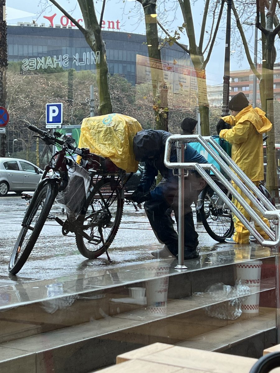 Si avui et demanes un Glovo, ets mala persona.