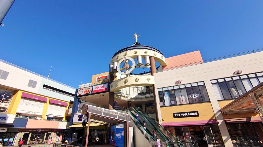 春日部でランチの後、所要で大宮の盆栽町へ。関東大震災後に盆栽職人が都心から移り住んだ場所。庭木や公園に松を植えている雅な街。帰りにステラタウンに立ち寄る。富士重工大宮製作所跡地に作られたマンションやショッピングモール。スバルのあった場所がステラ（星）というのも洒落ている。