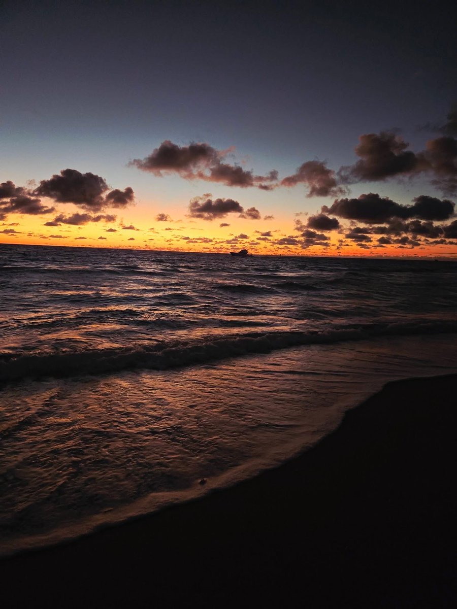 AmmaSandy347's tweet image. Good morning from beautiful SoFLA ☀️

There are moments in life when God’s plans feel confusing.
You pray, yet the answer seems delayed.
You obey, yet the path feels unclear.
You trust, yet circumstances shift in ways you didn’t expect.

In these moments, you hear a whisper, a…