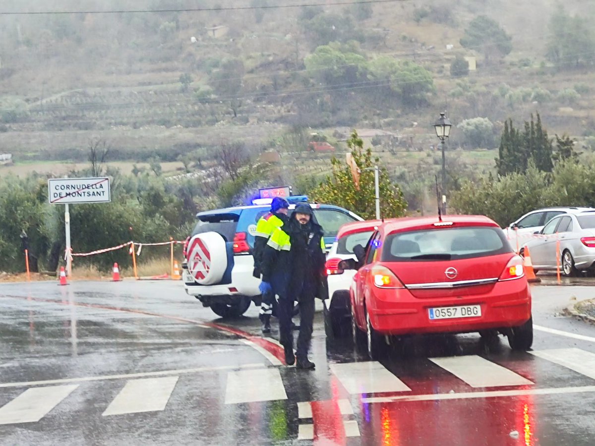 A  causa d'un accident a la carretera C-242 els <a href="/mossos/">Mossos</a> tallen la circulació en sentit Albarca a la rotonda del pont de l'Intim. S'està treballant per netejar les vies. Advertim als visitants que volen fer turisme de neu que evitin desplaçar-se sense els equipaments convenients.