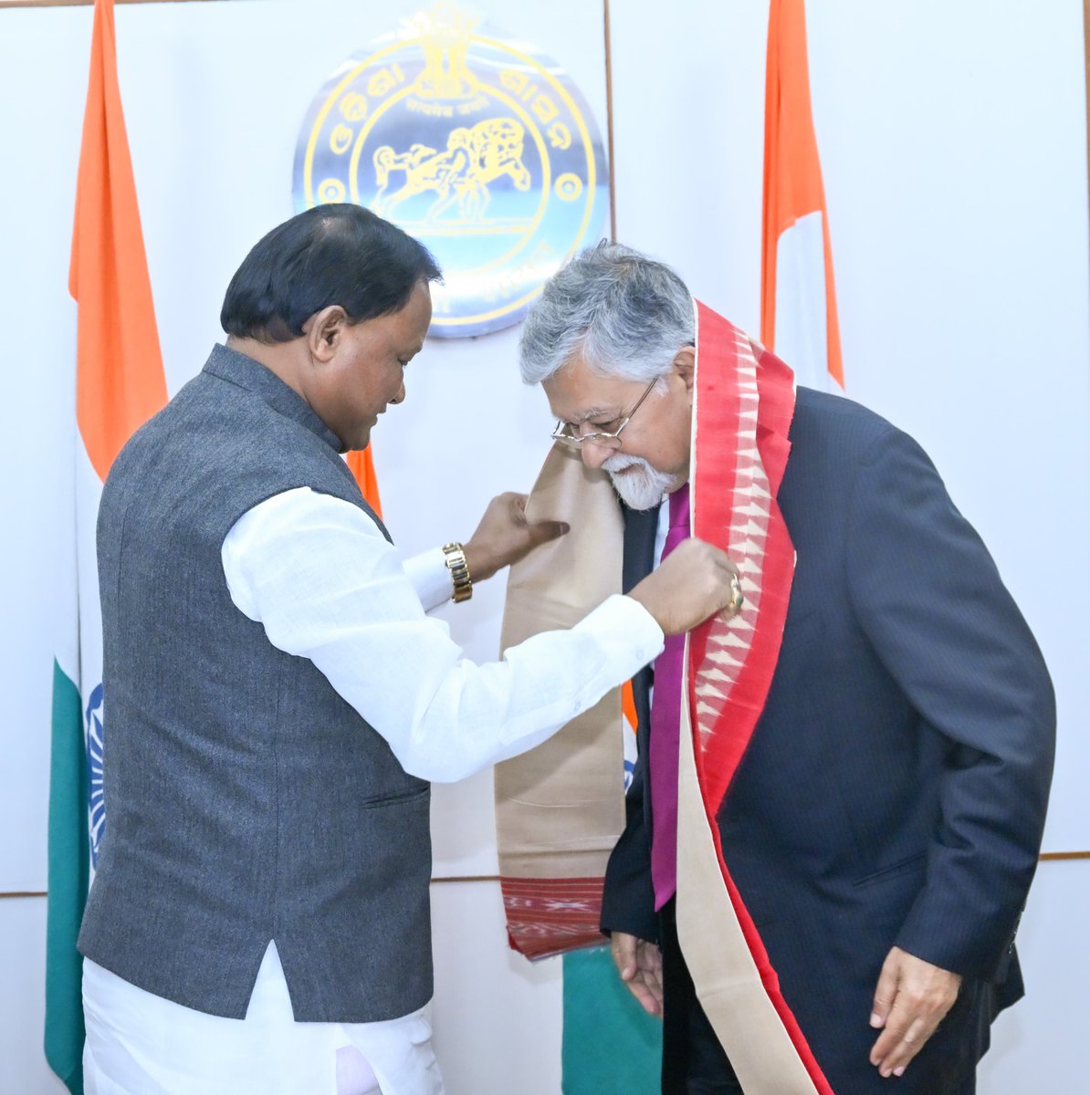 Shri Suman Bery, Vice Chairman, <a href="/NITIAayog/">NITI Aayog</a>, and Member Dr Arvind Virmani called on Hon’ble Chief Minister Shri <a href="/MohanMOdisha/">Mohan Charan Majhi</a> in #Bhubaneswar.