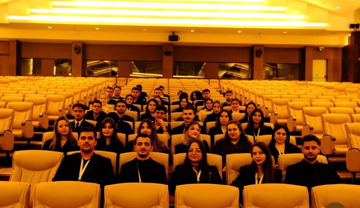 Büyük Ankara gezimize bir diğer durağımız olan Anayasa Mahkemesi’nde devam ettik.
Yargı sistemimizdeki en yüksek Kurum olan Anayasa Mahkemesi’ne yaptığımız ziyarette yapılan sunumda ayrıntılı bilgiler elde ettik.