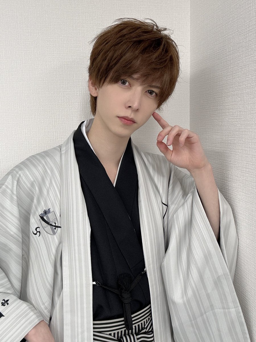 tkmrhs's tweet photo. 袴自分で着付けした〜👘 
楽しかった〜(神ω神)

新年最初会いに来てくれたみんなありがとう😄 https://t.co/A540nNP8Pk