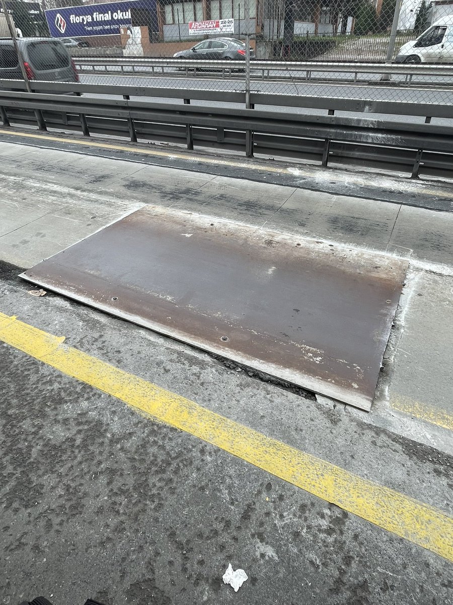 “21 yıl dayanacak” diyerek yeniledikleri metrobüs yolunun son hâli…

Çapsızlara İstanbul gibi bir şehri emanet edersen, sonuçları böyle olur.
