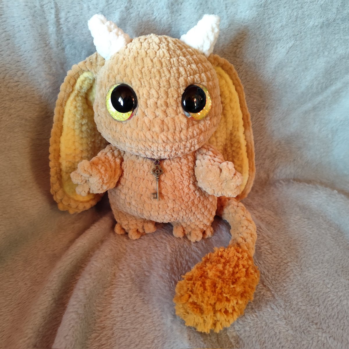 Mazais meža briesmonītis. Ja neskaita asti un ragus, augumā 19cm garš. 
Sarežģīts, jo daudz kas jāšuj klāt, bet nu tiiik mīlīgs, tamborēšu vēl citās krāsās 😁
Pieejams, 22€