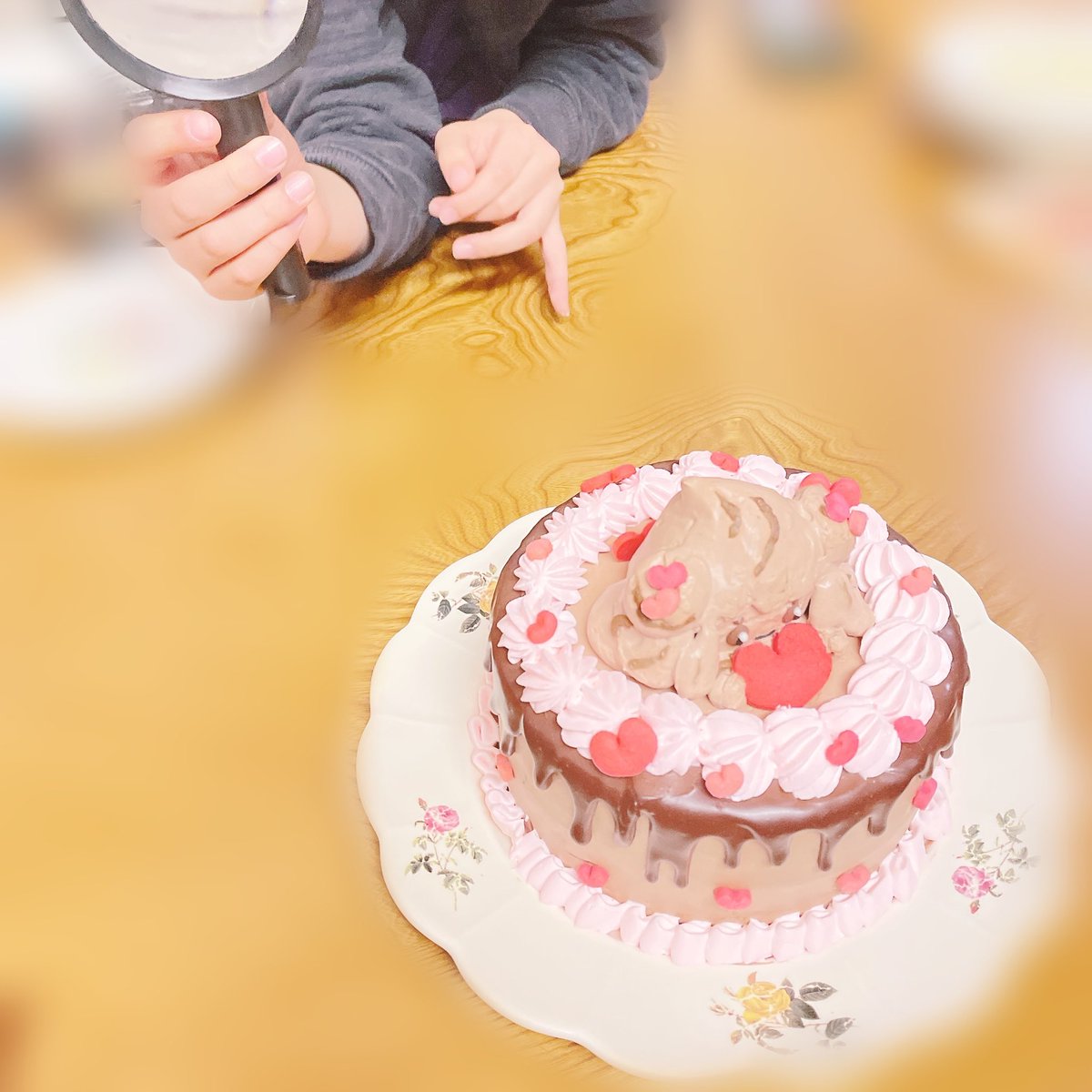 姪っ子も甥っ子も可愛い〜💓って写真撮ってくれたけどその姿が可愛すぎた(⸝⸝◜ᵕ◝⸝⸝)
虫眼鏡でじっくり観察してきたのわろたw
そして一瞬で消えた、、🍽笑