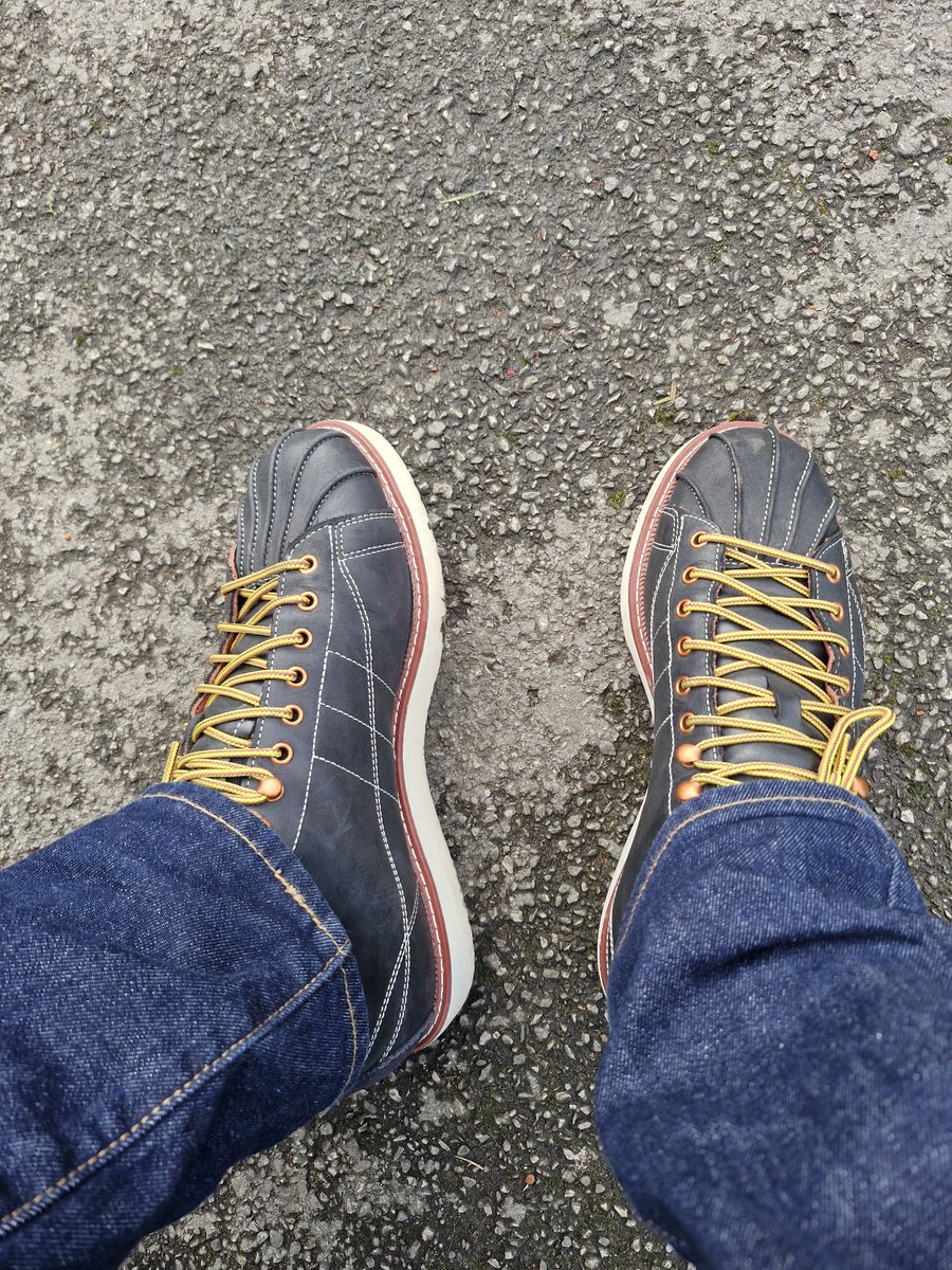 A very good afternoon from the Leisure Peninsula you marvellous individuals , out and about with Emily and sporting the criminally underrated Superstar boots , have a good one people ❤️👋🏾😃