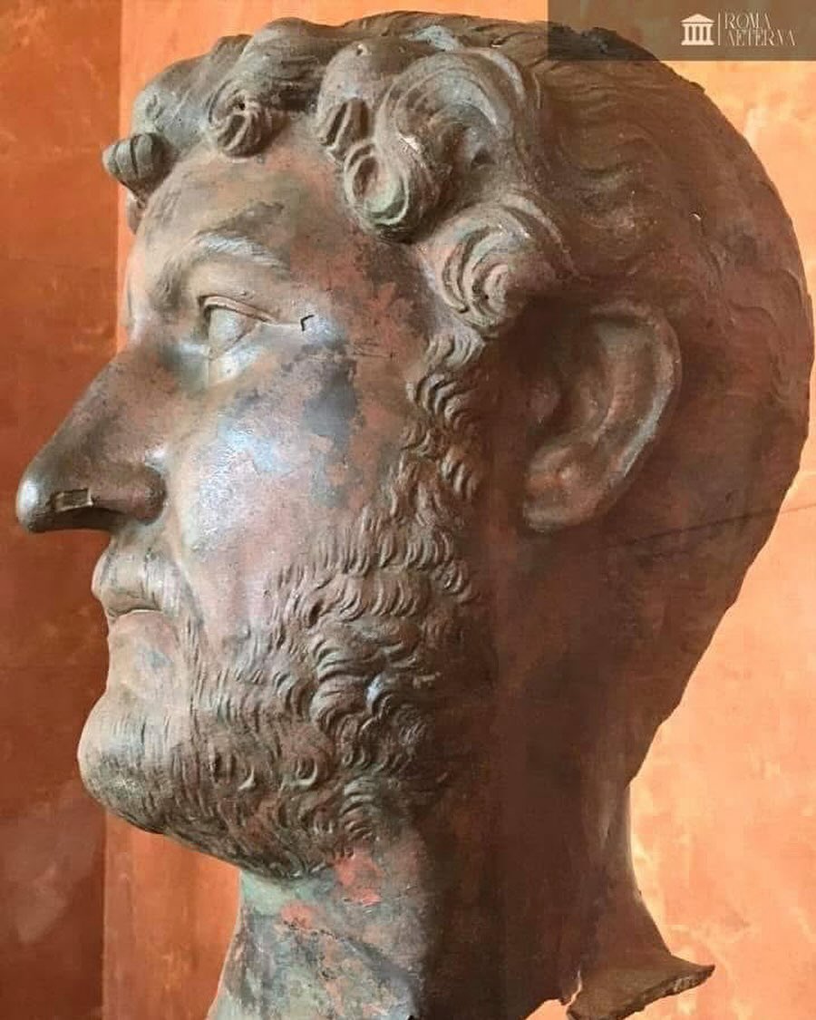 ValeriaAugusta8's tweet image. 24 janvier 76 : naissance du futur empereur Hadrien. Tête en bronze de l’empereur Hadrien réalisée vers 140, retrouvée en Egypte (?) et conservée au #Louvre. #LouvreMuseum