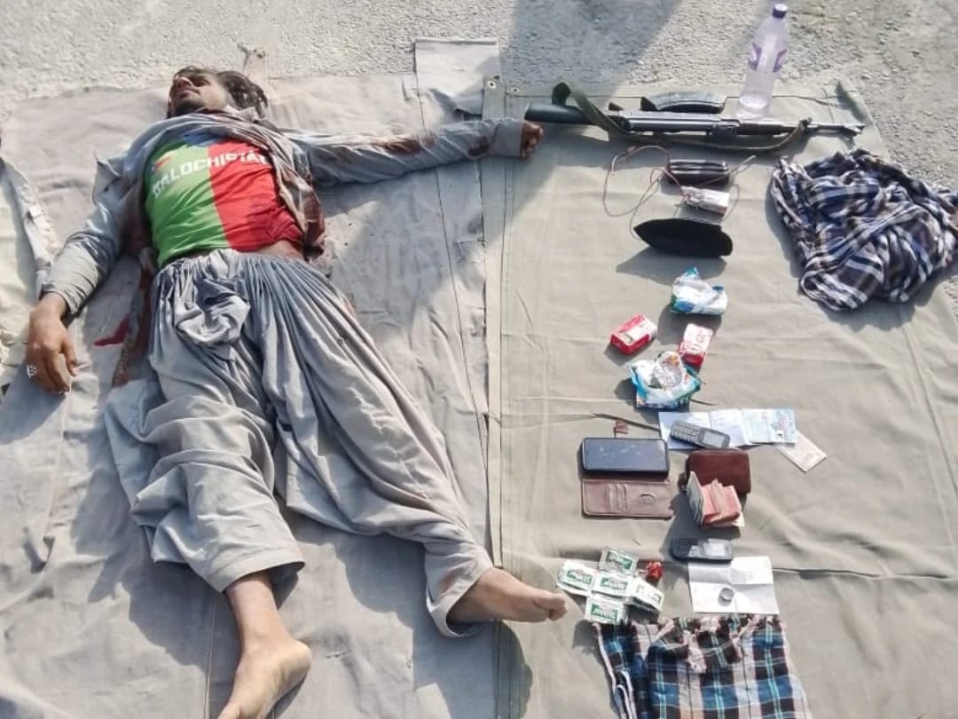 Waseem_Khan1998's tweet photo. Breaking News: Security forces conducted an intelligence-based operation (IBO) in the Hotabad area of #Kech district, resulting in the killing of one terrorist and the arrest of two others in an injured condition.
#Balochistan https://t.co/R3EwdyNI7K