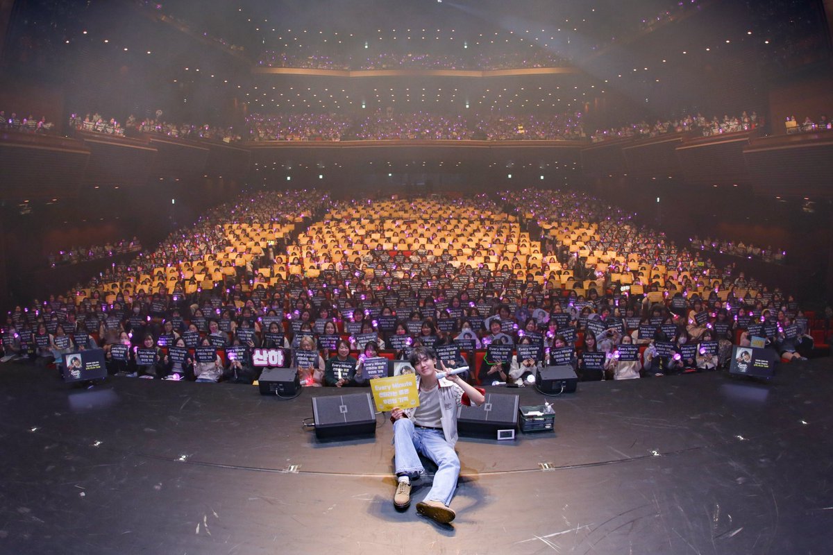 SOOO COOL they made a star out of the banners 💛💛💛